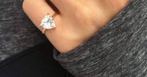 La nueva moda de los anillos en el meñique