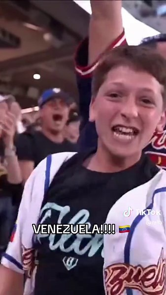 Wilyer Abreu Hits 3-Run Home Run for Venezuela