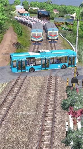 Menakutkan Kereta Api India Tanki Pertamina Lewati Bus tayo #train #railroad #railway #railtrack