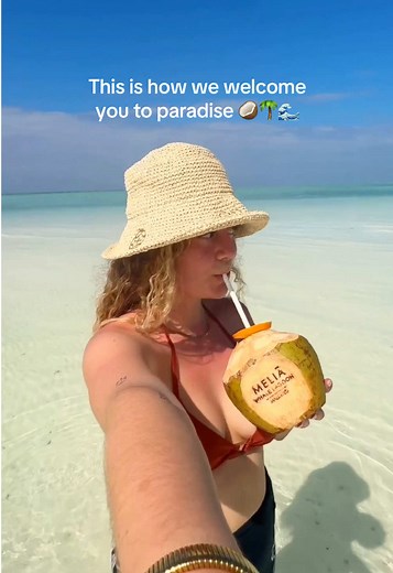 Freshly cut coconut, white sand and endless blue. Welcome to Meliá Whale Lagoon Maldives. 🏝️🐋✨ #MeliaHotels #Maldives #Paradise #MeliaWhaleLagoon