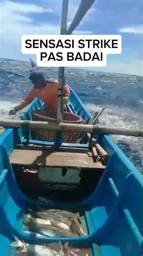 Moment of pulling the longline fishing rod during a storm #fisherman #fishing