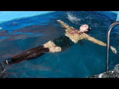 VIDEO JUST FOR YOU! CAT GIRL POSE BRIGHTLY IN WET CLOTHES AND SWIMS IN THE POOL FOR WETLOOK VIDEO