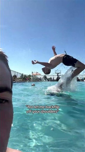 I’m not drowning, I’m just… creatively floating🤣🤣#swimming #swimmingpool #funny #fyp #funnyvideo