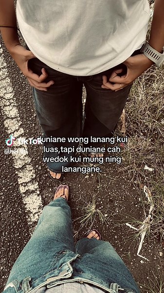 titi (@hei.titi)’s videos with suara asli - Vibes lyrics only🥀