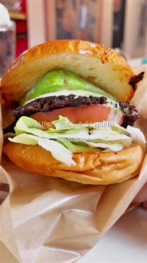 入る前からワクワク、入った瞬間テンション上がる😍！ ⁡ レトロでポップなアメリカンダイナー系のハンバーガー屋さんです🇺🇸 ⁡ 店員さんもみなさんとっても元気で親切🫶🏻 ⁡ 今回は 私、 アボカドモッツァレラバーガー ストロベリーシェイク カスタードプリン 夫、 ダブルチーズバーガー コーラフロート をいただきました✨ ⁡ すべてのバーガーにポテトもついています！ ⁡ バーガー袋に入れて、ピンをはずして、ぎゅっとつぶしていただきます🤤 ⁡ 肉肉しいパティは味もしっかりで大満足🥹 アボカドもゴロゴロでした◎ ⁡ シェイクはカラフル生クリームたっぷりでこれぞアメリカン👏🏻 ⁡ プリンはちょいかためのレトロプリンで見た目も可愛かったです🍮💕 ⁡ バーガーひとつでお腹いっぱいでしたが、できればもうひとつ食べたいくらい美味しかったです🥰 ⁡ ぜひみなさんもパワーチャージしに行ってみてください🫡 ⁡ ⁡ 📍ブルースリー -BURGER SHOP- 住所：郡山市方八町２丁目１０−１２ 営業時間：日・月11:00〜17:00 火〜土11:00〜20:00 駐車場：あり ⁡ #