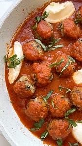 There’s no meat in these eggplant meatballs, which makes them the perfect vegetarian substitute. Whether you serve them as a meatless main course piled on top of zoodles or pasta, or serve them as an appetizer, these eggplant meatballs are delish! #eggplant #meatballs #vegetarian #highfiber #wwrecipes #freezermeals #skinnytaste | Skinnytaste