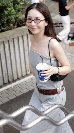 優季 ゆき ❄︎ | 毎回、ため息のでる可愛さ 大好きなブランドATTISESSION @attisession ラフな雰囲気で夏にぴったりのベアトップワンピース 胸元のカットラインや ウエストのシェイプシルエットが ドレス見えもする絶妙なバランス👗🪡... | Instagram