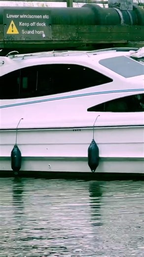 BIG BOAT VS LUDHAM BRIDGE
