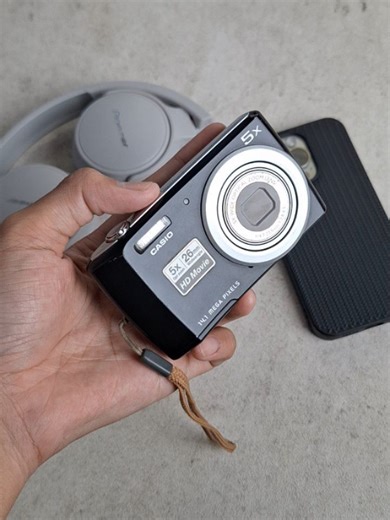 KAMERA DIGICAM/ANALOG BERKUALITAS & TITIP JUAL on Instagram: "✨READY✨ ‼️BEST SELLER CASIO EXILIM QV-R200 ✨ (14.1 Megapixel CCD Sensor, 5x Optical Zoom, 26mm Wide Angle, stabilization system, Mode lengkap, HD Movie, hasil foto cerah & warna Casio yang khas estetik 📸🔥) ✨Harga : 800.000.- saja😁❣️ 💞Transaksi bisa via Shopee (belum termasuk admin yaa) THE MOST WANTED ITEM ✨ Casio QV-R200 adalah salah satu seri Casio yang terkenal dengan warna foto yang vibrant, autofoc