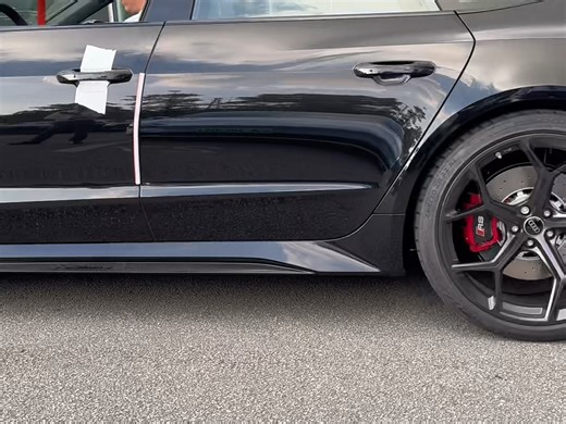 我发现了奥迪RS7的一个缺点，这车的空调制冷效果不好，上车的妹纸都说好热#奥迪rs7