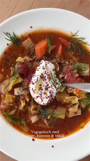 Recept: VEGOGULASCH! 4-6 portioner 6 bananschalottenlökar, hackade 1 liten purjolök, hackad 3 solo vitlöksklyftor, hackade 8 potatisar, tärnade 1/2 spiskummin 1 msk paprikapulver En nypa chiliflakes 2 grönsaksbuljongtärning 2 msk tomatpuré 1 tetra hela tomater 1 l vatten 4 morötter, hackade 2 dl linser torra, typ Puy eller Beluga 1 msk ljus soja 1/2 huvud spetskål, hackad 1 msk kummin Mycket olivolja att steka i SALT Servera med gräddfil, dill 1. Stek lök i olivolja tills lätt gyllene. 2. Tillsä