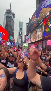 ¡Comenzó otro fin de semana histórico! Salsa con Estilo PR vuelve a invadir Times Square!! ¡¡Esta vez, con sorpresa incluida!! ¡Invitados del disco reléase de Elvis Crespo! ¡¡Ser boricua definitivamente, es otra cosaaa!! Preciooosaaaa a viva voz para calentar Heroes Music 💃🏻🕺🏻 | Salsa con Estilo PR