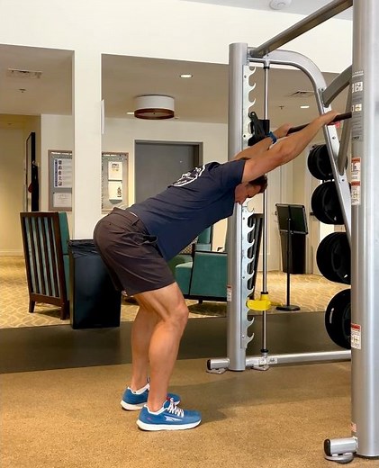 Smith Machine Lat Stretch: How to Improve Shoulder and Back Flexibility