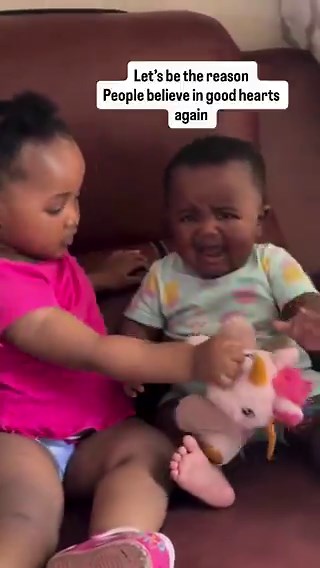 She assumed her assistant mummy role as the first daughter. 😹