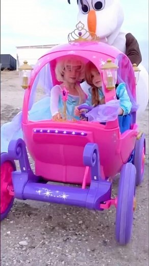 ☃️ Olaf Saves Elsa and Anna’s Stuck Princess Carriage ☃️