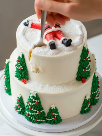 🎅 Santa Snow Angel Christmas Cake 🎂 #ChristmasCake #SantaSnowAngel #HolidayBaking #CakeDecorating | Recipes By Amelia