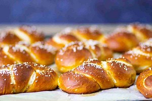 Soft Pretzel Braids / Pretzel Rolls