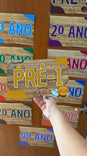 🏫 Plaquinhas A4 – Sala de Aula 🐝🪵 Um jeito rápido, lindo e super prático de identificar as turmas e deixar a escola toda organizada ✨ 📦 O que acompanha: ✅ Plaquinhas Pré-I, Pré-II e 1º ao 9º ano ✅ Versão editável (pra você mudar a escrita do jeitinho que precisar!) ✅ Tamanho A4 – 29 x 18,5 cm 💰 Apenas R$ 5,00 o arquivo em PDF, prontinho para imprimir e decorar 💛 🗨️ Comente “EU QUERO” que eu te envio o link de compra no direct! #professores #pedagogia #saladeaula #escola #voltaàsaulas | Re
