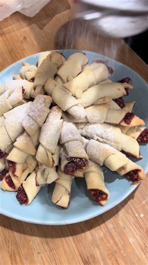 Cream cheese and raspberry jam Christmas cookies! 🎄🍪 #cookies #christmascookies #christmasbaking #christmastraditions #homecooking