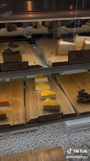 [ P.S.COFFEE ] 📍学芸大学駅 徒歩4分 入るとすぐショーケースに様々なチーズケーキ！ ドリンクメニューも豊富で、ランチタイムはカレーなどフードメニューも！ 2階のソファ席がおしゃれ空間で韓国の隠れ家カフェっぽい雰囲気☕️❤︎ 1階はわんちゃんもOKで開放的な空間🐕 オーダーしたのはバスクチーズケーキの八女抹茶。固めのチーズケーキで甘さ控えめで八女抹茶の香りが引き立つ大人な味！底には豆も入ってる！ クリームソーダはメロンじゃなくてグリーンアップル🍏これもクリームソーダにしては甘さ控えめで、ケーキと一緒でも全然すっきり飲めて良かった！ PR @p.s.coffee #pscoffee #東京カフェ #目黒カフェ #学芸大学カフェ #カフェ巡り #おすすめカフェ #チーズケーキ #おしゃれカフェ