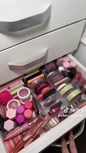 Tour de Mi Vanity! Makeup Collection | Organizing and Showcasing