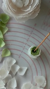 Result at the end 🌸 Watch how I create flower ranunculus candles. Learn step by step in my Masterclass — link in bio 💌 #flowercandles #ranunculus #candlemaking #beeswaxcandles #handmadegifts #homedecor #jcandles | Candles - Flowers Handmade