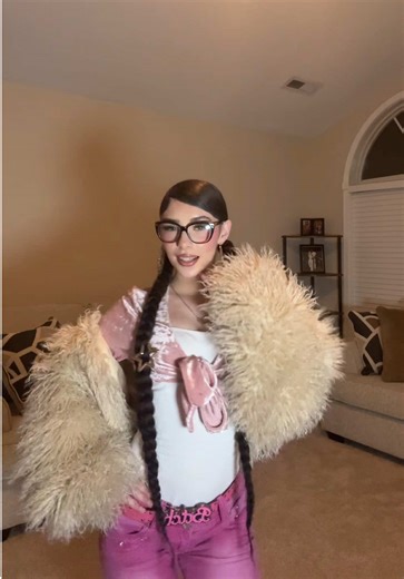 Stylish Pullover Outfit for a Flattering Look