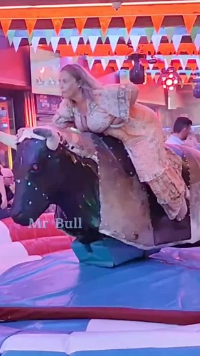 Beautiful girl riding the bull 🤩😍🥰 . . #benidorm #mechanicalbull #fyp #mrbull #ridingbull #beautifulgirl
