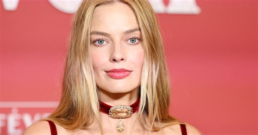 À Paris, Margot Robbie et Noémie Merlant donnent raison à la théorie du rouge à lèvres rouge
