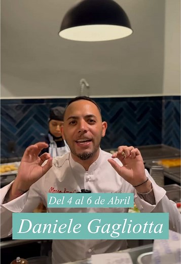 A partir de este viernes el reconocido pizzaiolo y campeón mundial Chef Daniel Gagliotta nos visitará para deleitarnos con auténticas pizzas romanas in teglia. ¡Una experiencia que no querrás perderte! 🍕🍕🇮🇹 Acompáñanos del 4 al 6 de abril y disfruta de pizzas sorpresas creadas especialmente para esta ocasión. 💙😍 📍Visitanos en Jaime Torres Bodet #1#135Santa María la Ribera, CDMX. Reserva aquí: 52 1 55 4527 1449