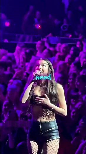 Olivia Rodrigo Handles Wardrobe Malfunction Like a Pro 😳