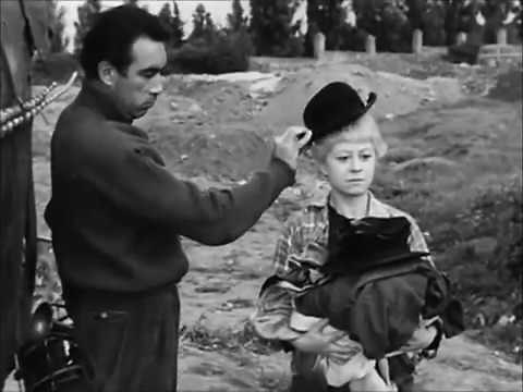 LA STRADA di Federico Fellini - Clip È arrivato Zampanò | Filmauro