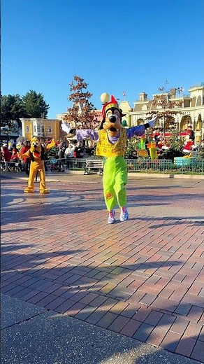 GOOFY runs for a HUGE HUG at Disneyland Paris Christmas!