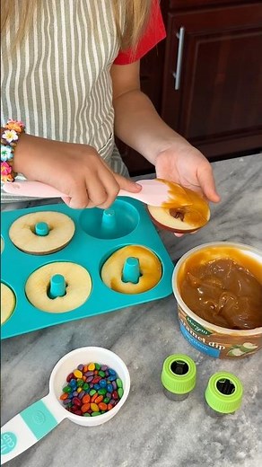This is the perfect fall snack and it's so fun. #tinychefadventures #tinychef #kidfriendly #donuts