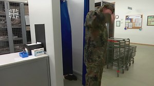 Vom "Handtuch Frottier, oliv" bis hin zur Schutzbrille für das Schießen. Bereits in den ersten Tagen der Grundausbildung erhalten die Rekrutinnen und Rekruten ihre militärische Bekleidung und Ausrüstung. Über 100 Einzelteile mit einem Gesamtgewicht von ca. 65 kg werden während der Einkleidung empfangen. Was dieses Set alles beinhaltet, erfährst du im heutigen Video Mehr Infos zu den spannenden Jobs bei der Bundeswehr bekommst du unter: www.bundeswehrkarriere.de | Bundeswehr Karriere