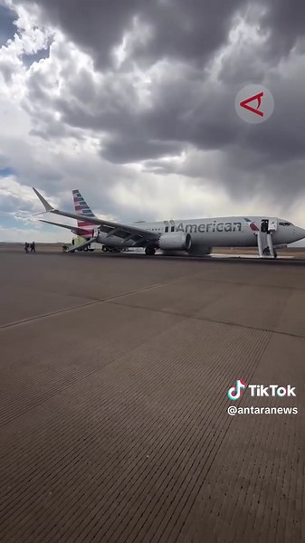 Pesawat American Airlines terpaksa membatalkan lepas landas dari Bandara Internasional Denver, Amerika Serikat, pada Sabtu, (26/7/2025) waktu setempat karena mengalami gangguan pada sistem roda pendaratan. Insiden ini terjadi sekitar pukul 14.45 saat pesawat tengah bersiap landas menuju Miami. Akibat kerusakan tersebut, bagian belakang pesawat terbakar dan mengeluarkan asap pekat. Seluruh penumpang dievakuasi menggunakan seluncuran darurat. Beberapa video dari lokasi memperlihatkan suasana panik