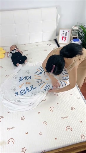 A Mini Bed Inside Your Bed? See Why Parents Swear by It!#momlife #babyessentials #babygear