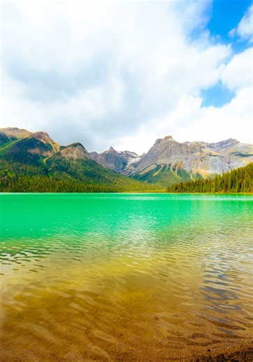 Emerald Lake 💎 ✨ It’s safe to say I know how this lake got its name 🤌 If you’re planning a trip to Banff or Jasper and you don’t have Yoho on the itinerary you better add it because this national park is JUST as beautiful as the others in the area! 💙 📍 Emerald Lake, Yoho National Park Travel | Adventure | Nature | Hiking | Canadian Rockies | Sunset | Sunrise #travel #adventure #banff #yohonationalpark #nature