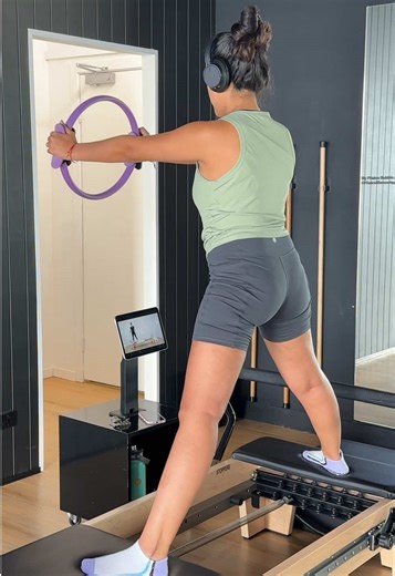 🩰🧚‍♀️ Introducing you to our beautiful member of the week, Elena 🧚‍♀️🩰 When she’s not serving up love and nourishment for the elderly, Elena is here showing us how consistency and grace make everything look effortless 🤸‍♂️🪽 Her dedication to pilates inspires us all to stay strong and committed to our goals 🧦🎀 Let’s give it up for Elena and her powerhouse moves 🤍 #pilatessunshinecoast #sunshinecoastpilates #atpilatesmaroochydore #atpilates #maroochydore #sunshinecoast #pilatesvibes #suns