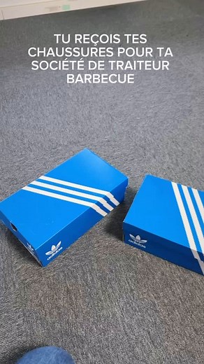 🎁 Unboxing de nos Adidas ülfi : plus qu’une paire de baskets, une immersion dans notre concept inédit ! 🔥 Showroom BBQ à ciel ouvert — on installe tout chez vous 👨‍🍳 Service traiteur 100 % ülfi : du barbecue de l’entrée au dessert, ou soirée pizza italienne ✨ Parfait pour vos événements perso et pro #Unboxing #ShowCooking #BBQ #MadeInFrance #Traiteur #ülfi ⸻ 🇬🇧 ENGLISH 🎁 Unboxing our Ülfi Adidas: more than sneakers, it’s a dive into our one-of-a-kind concept! 🔥 Open-air BBQ showroom — we