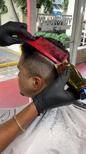 💯Clipper over Comb Made Easy ❤️😱💪🏽💡 A Comb in the Shape of the Head #Curved #Comb #Clipperovercomb #MiamiBarber#viral#andis #visi💡nary#barber