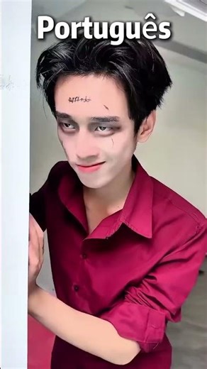 O palhaço está jogando pó de cócegas na piscina!😍🥰😘 (Não imite a encenação da história.)