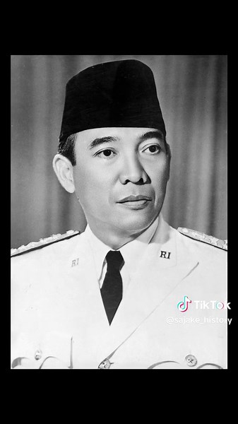 Biografi Singkat Ir. Soekarno (1901–1970) ================ ~~~~~~~~~~~~~~~~ ================ Ir. Soekarno adalah Presiden pertama Republik Indonesia yang menjabat dari tahun 1945 hingga 1967. Ia dikenal sebagai proklamator kemerdekaan Indonesia bersama Mohammad Hatta pada tanggal 17 Agustus 1945. Nama lengkap: Koesno Sosrodihardjo (kemudian berganti nama menjadi Soekarno) Lahir: 6 Juni 1901, Surabaya, Jawa Timur Wafat: 21 Juni 1970, Jakarta Pendidikan: Technische Hoogeschool te Bandoeng (sekaran