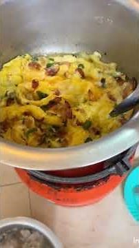 Cooking rice, eggs,chicken meat together inone pot with Regan mamaUganda son the woman of44children