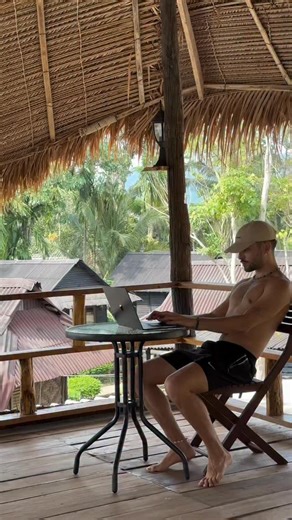 Monetize UGC & Content On The Go on Instagram: "how I built consistent 10k months from my phone People romanticize the end result so much. The flights, the hotels, the freedom, the “wow you’re so lucky.” But the truth is way less aesthetic. It’s 80 percent work so you can enjoy the 20 percent that looks good online. 📌 filming when you don’t feel creative 📌 reshooting because the brand changed direction 📌 negotiating so you don’t undersell yourself 📌 editing until the video actually deserves 