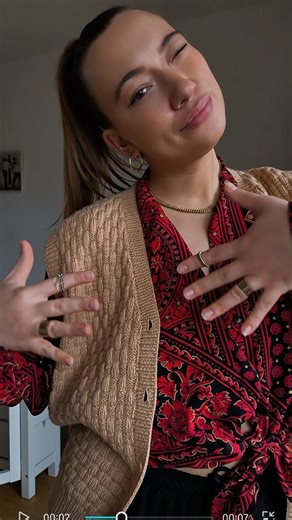 Vintage Flakes | Vintage Onlineshop on Instagram: "Style durch echte Originale 💥 Und genau das machst du: **Du trägst moderne Looks – aber mit Teilen, die älter sind als TikTok, Instagram & Fast Fashion zusammen.** ✨ Warum das so stark ist? 🧵 **Vintage = Authentizität, Qualität & Modegeschichte** 🧩 Du *kopierst* Trends nicht – du *transformierst* sie ♻️ nachhaltig, unikal, smarter & hochwertiger 💥 keine Dupes, keine „Retro-Optik“, **sondern echte 90s, 80s & 70s Icons** **Das ist nicht nur Mo