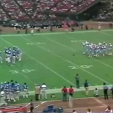 On this date 1983, Detroit Lions’ Billy Sims karate kicks a Houston Oilers player mid-run. 😬 (🎥 @nfllegacy) | CBS Sports