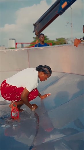 𝐕𝐈𝐃𝐄𝐎: 𝐇𝐢𝐥𝐝𝐚 𝐁𝐚𝐜𝐢 𝐖𝐚𝐬𝐡𝐞𝐬 𝐆𝐢𝐚𝐧𝐭 𝐏𝐨𝐭 𝐀𝐡𝐞𝐚𝐝 𝐨𝐟 𝐑𝐞𝐜𝐨𝐫𝐝-𝐁𝐫𝐞𝐚𝐤𝐢𝐧𝐠 𝐉𝐨𝐥𝐥𝐨𝐟 𝐑𝐢𝐜𝐞 𝐀𝐭𝐭𝐞𝐦𝐩𝐭 Celebrity chef and Guinness World Record holder Hilda Baci has reassured fans and food enthusiasts of the hygiene of the giant pot she intends to use for her record-breaking jollof rice attempt at Eko Hotel and Suites in Lagos. In an Instagram post shared on Friday, Baci said she personally washed the massive six-metre-wide pot using a branded detergen