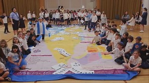 Yom huledet sameach l’Eretz Yisrael! On Israel’s 77th birthday, Ramaz students went all out: they transformed their classrooms into famous Israeli sites, jammed at private music concerts, and even shut down 78th street for a block party extravaganza. With ruach and gratitude, they proudly showed that no matter where you are, your heart can always be with Israel. 🇮🇱 | Ramaz