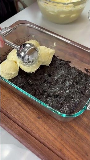 This dirt cake is always a good one. Creamy, chocolatey, easy, and everybody loves it.Comment RECIP
